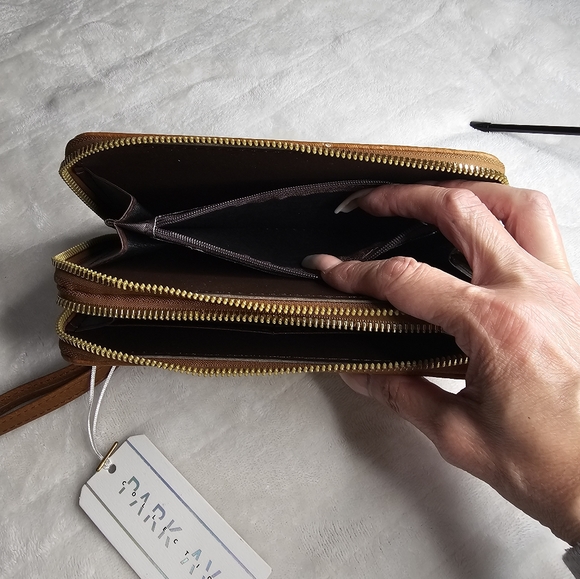 Rebecca & Rifka Saffiano Medallion Zip Around Wallet Women's Tan NWT - Picture 5 of 7